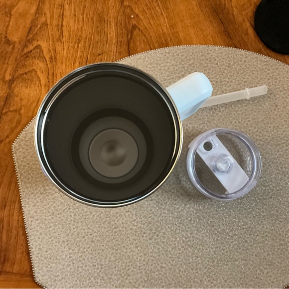 40 ounce tumbler mug with handle and straw. - Picture 3 of 6